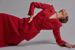 Блузы с бантами, образцовое маленькое черное платье и клеш в зимней капсуле Sorelle