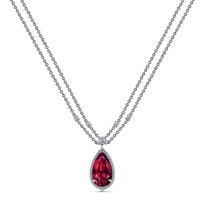 Колье c рубеллитомКолье - еще один классический вариант украшения от MIUZ Diamonds из коллекции Royal, воплощающий цвет года. Грушевидный рубеллит в нем выглядит как таинственный философский камень. Он притягивает внимание и завораживает, словно капля волшебного эликсира.