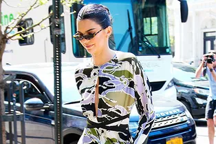 Легкое платье и сапоги по колено: Кендалл Дженнер показывает, как одеваться в мае