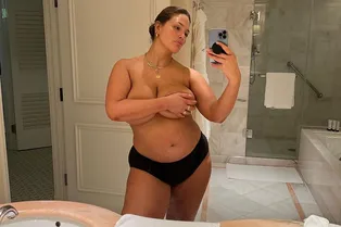 Эшли Грэм впервые показала фигуру после рождения близнецов