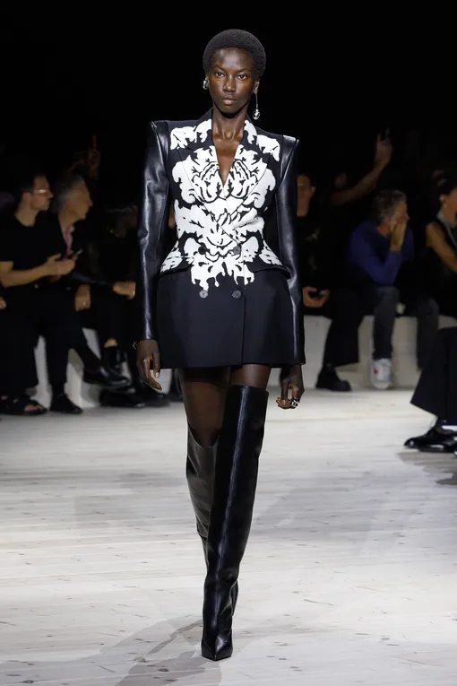 Alexander McQueen весна-лето 2024 Alexander McQueen весна-лето 2024