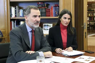 Мокасины вместо лодочек и яркий топ: образ для онлайн-переговоров от королевы Летиции Мокасины вместо лодочек и яркий топ: образ для онлайн-переговоров от королевы Летиции