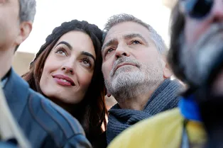 Амаль Клуни в остромодных брюках Alexander Wang на свидании с Джорджем