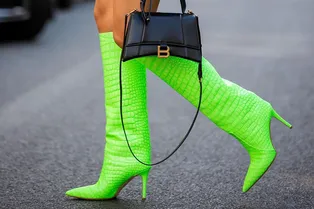 Пара ярких сапог или ботинок — простой и модный способ оживить гардероб этой осенью