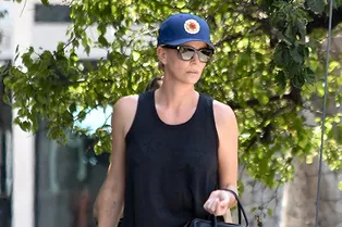 Треники adidas и сумка Prada: выбор настоящей леди Шарлиз Терон