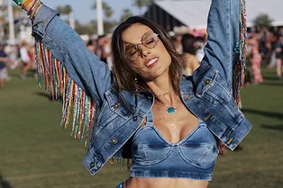 Корсет и яркие шорты: собираемся на музыкальный фестиваль вместе с Алессандрой Амброзио