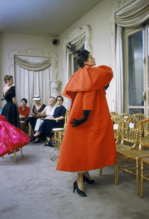 Модель в оранжевом пальто Balenciaga, Париж, Франция, 1954 год