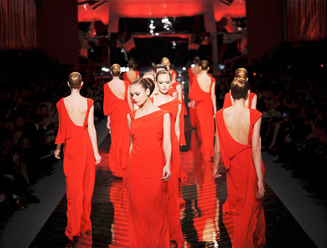 История червонного платья Valentino - роскошь и элегантность через века История червонного платья Valentino: роскошь и элегантность через века