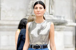 Как носить блестящий топ днем и выглядеть уместно: модный лайфхак от Джованны Баттальи