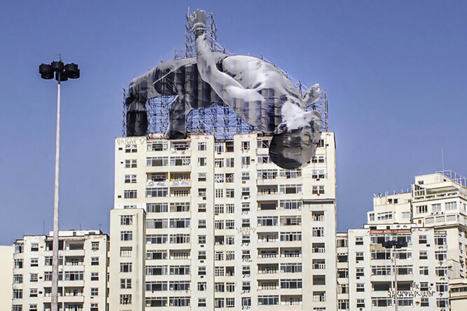 Уличный художник JR установил фигуры олимпийских атлетов на домах в Рио-де-Жанейро