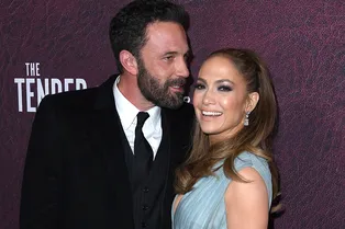 Джей Ло в платье нимфы пришла поддержать Бена Аффлека на премьере фильма «Нежный бар»