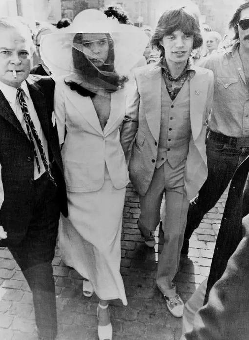 Мик Джаггер и Бьянка во время свадьбы в Сан-Тропе, 1971 год (были женаты 1971-1978 годы) Мик Джаггер и Бьянка во время свадьбы в Сан-Тропе, 1971 год (были женаты 1971-1978 годы)