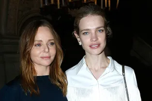 Первый ряд: Сальма Хайек, Шарлотта Казираги и другие гости шоу Stella McCartney Первый ряд: Сальма Хайек, Шарлотта Казираги и другие гости шоу Stella McCartney