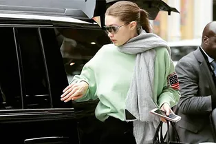 Джиджи Хадид гуляет по Нью-Йорку с самой желанной сумкой этого сезона