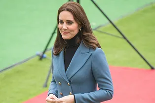 Классический жакет и скинни: свободный повседневный образ от Кейт Миддлтон