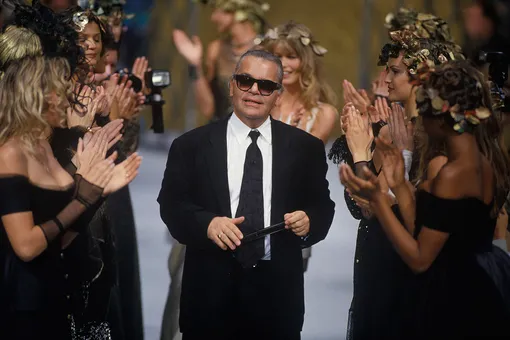 Карл Лагерфельд на показе CHANEL Haute Couture осень-зима 1993/94 Карл Лагерфельд на показе CHANEL Haute Couture осень-зима 1993/94