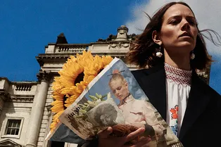 Prada запустили новую рекламную кампанию... на оберточной бумаге для цветов