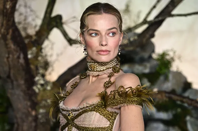 Викторианская Барби: Марго Робби в промо-туре «Грозового перевала»