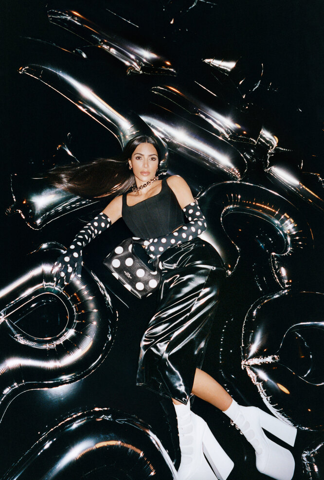 В кампейне Marc Jacobs осень 2023 В кампейне Marc Jacobs осень 2023