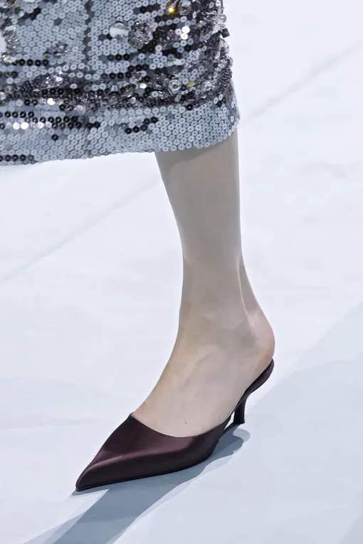 Prada весна-лето 2025