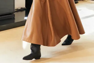 С какой обувью носить модную юбку А-силуэта осенью С какой обувью носить модную юбку А-силуэта осенью