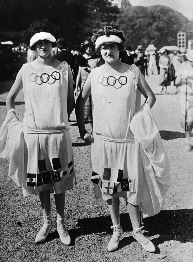 Девушки в платьях с олимпийской символикой, 1924 год
