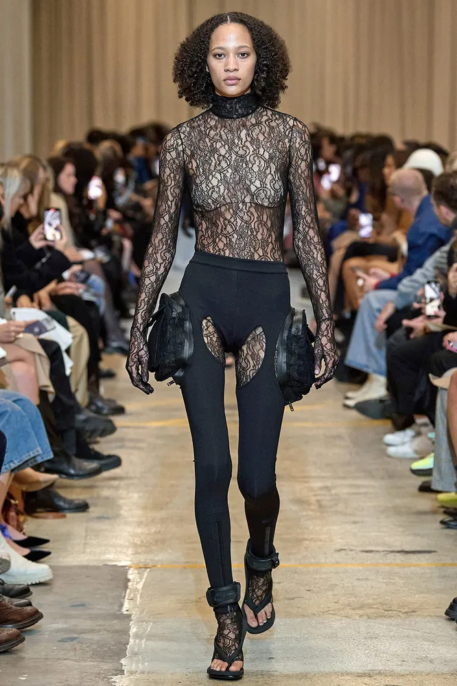 BURBERRY весна-лето 2023
