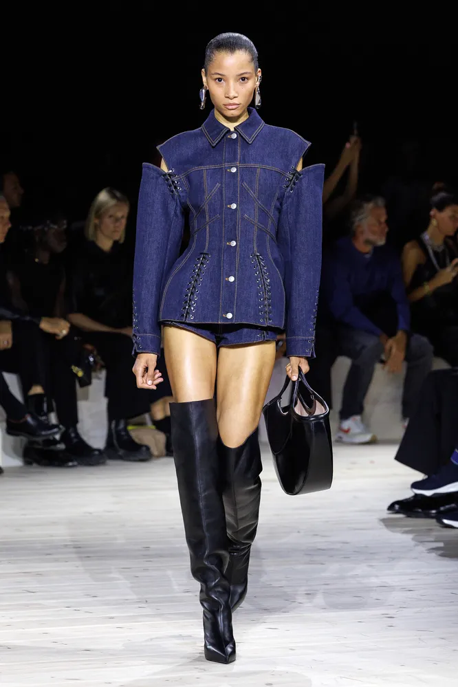 Alexander McQueen весна-лето 2024 Alexander McQueen весна-лето 2024