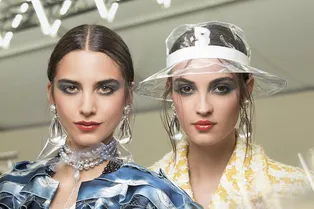 Назад в 80-е: голубые тени, коралловые губы и розовые румяна на показе Chanel