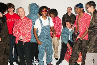 Перекупщики продают футболки Louis Vuitton x Supreme за полмиллиона рублей Перекупщики продают футболки Louis Vuitton x Supreme за полмиллиона рублей