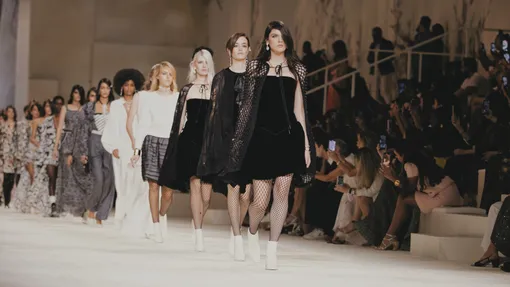 Финал показа Chanel Cruise 2022 в Дубае