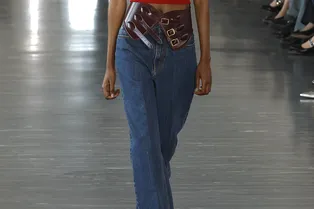 Деним этого оттенка никогда не выйдет из моды Деним этого оттенка никогда не выйдет из моды