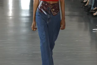 Деним этого оттенка никогда не выйдет из моды