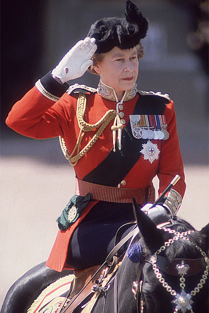 Королева Елизавета II во время традиционной церемонии Trooping the Colour в Лондоне, 1986 год