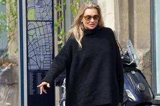 Любимые скинни и безразмерный свитер-платье: Кейт Мосс на прогулке по Лондону