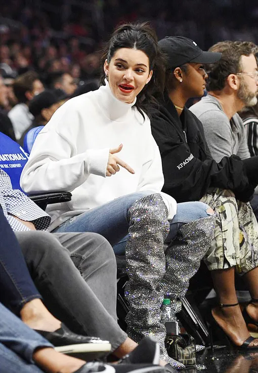 Кендалл Дженнер в сапогах Saint Laurent наблюдает за игрой бойфренда — Блэйка Гриффина Кендалл Дженнер в сапогах Saint Laurent наблюдает за игрой бойфренда — Блэйка Гриффина