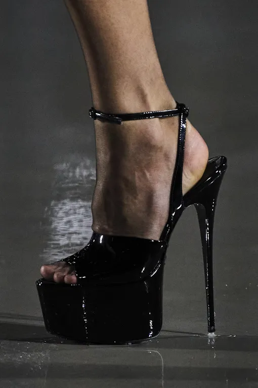 Saint Laurent весна-лето 2022