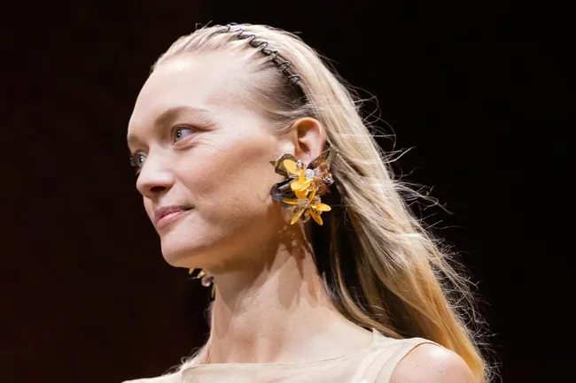 Ободок-пружинка из нулевых — главный аксессуар сезона. По версии Miu Miu