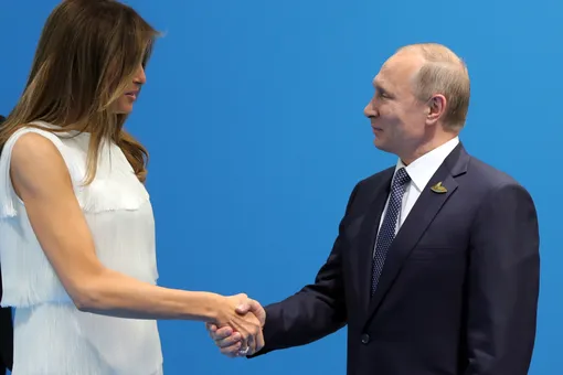 Голубь мира: Мелания Трамп в белом платье Michael Kors на саммите G20