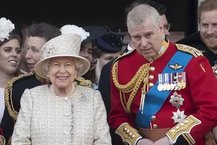 Королева Елизавета II лишила принца Эндрю титула и всех воинcких званий из-за обвинений в сексуальном насилии