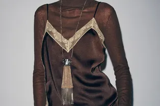 Эффект внезапного кружева: как носить кружевной топ зимой