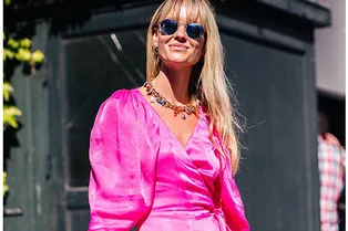 15 платьев из атласа, самого женственного и модного материала сезона