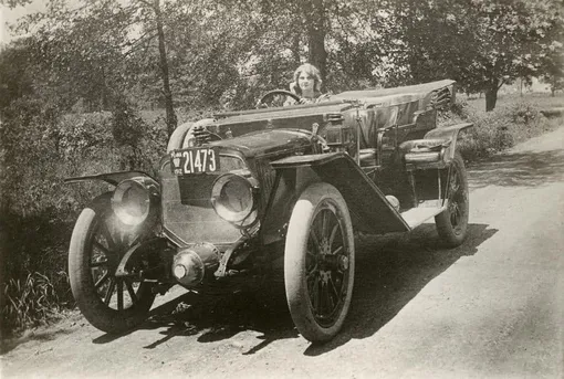 Флоренс Лоуренс за рулем Lozier, 1912 год Флоренс Лоуренс за рулем Lozier, 1912 год