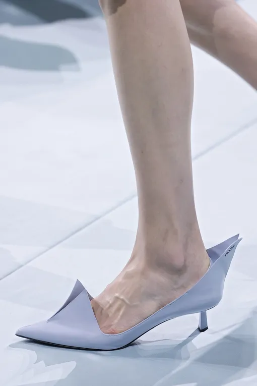 Prada весна-лето 2025