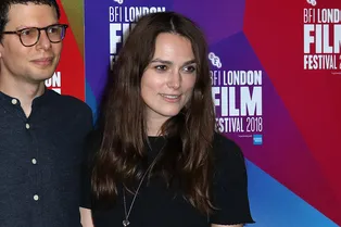 Кира Найтли собрала главные осенние тенденции в одном образе