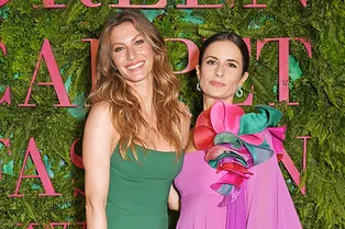 Жизель Бундхен и Дакота Джонсон на церемонии The Green Carpet Fashion Awards
