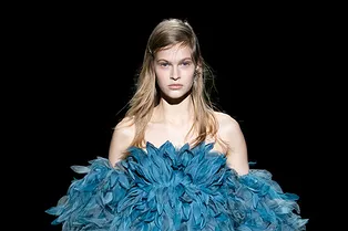 Драматичные платья из перьев, многоярусные сарафаны и кейпы на показе Marc Jacobs