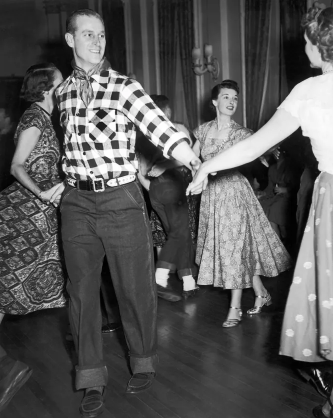 Принцесса Елизавета и герцог Эдинбургский исполняют канадские народные танцы во время поездки в Оттаву в 1951 году