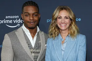 Джулия Робертс в небесно-голубом костюме в Голливуде