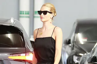 Как выглядеть стильно в черном тотал-луке: классика в исполнении Роузи Хантингтон-Уайтли